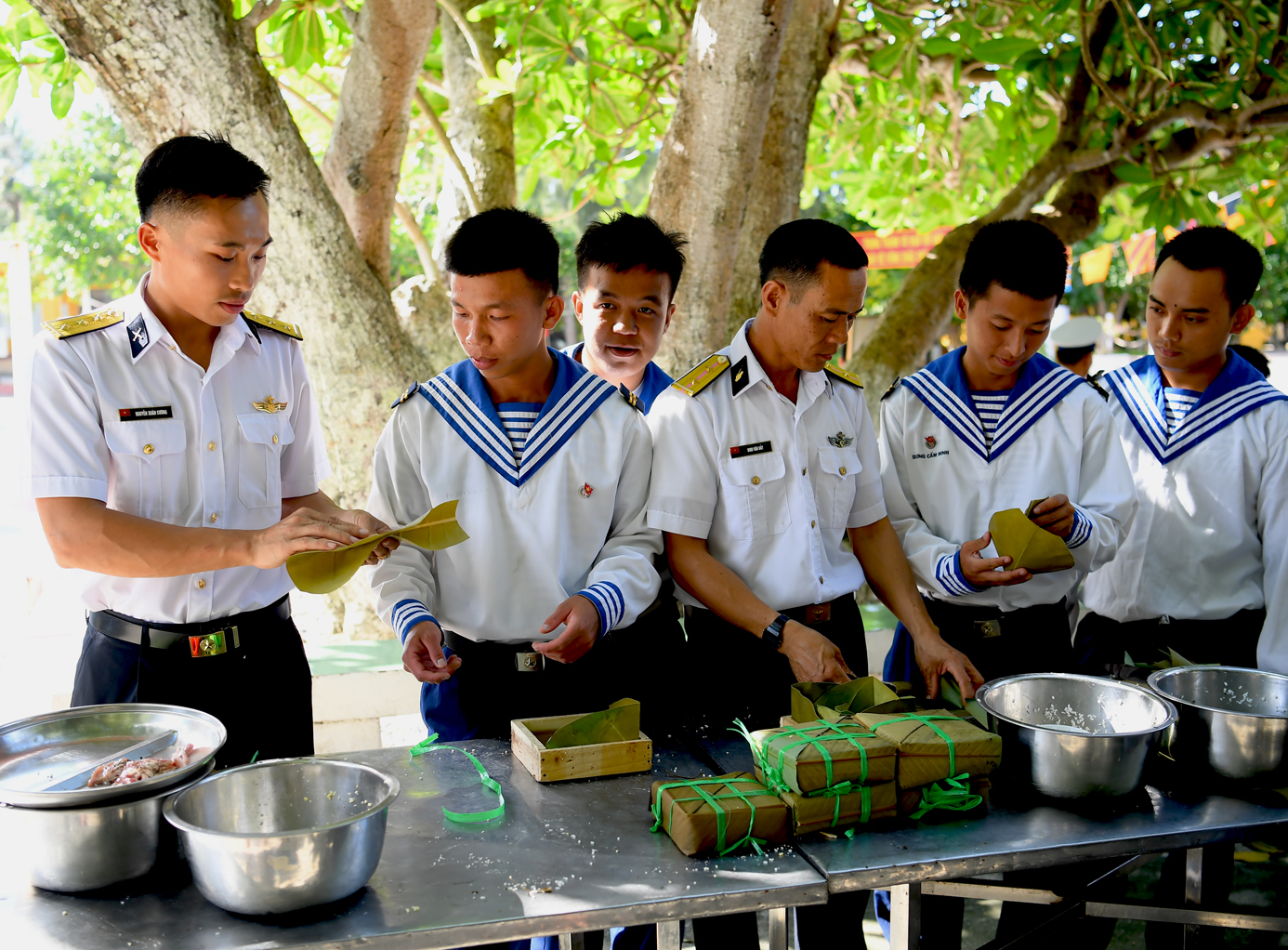 Các đội thi gói bánh chưng.